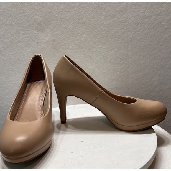 Chelsea Moreland Shoes - Chelsea Moreland Heels Womens 8.5M Glamour Pump Beige‎ Nude EUC